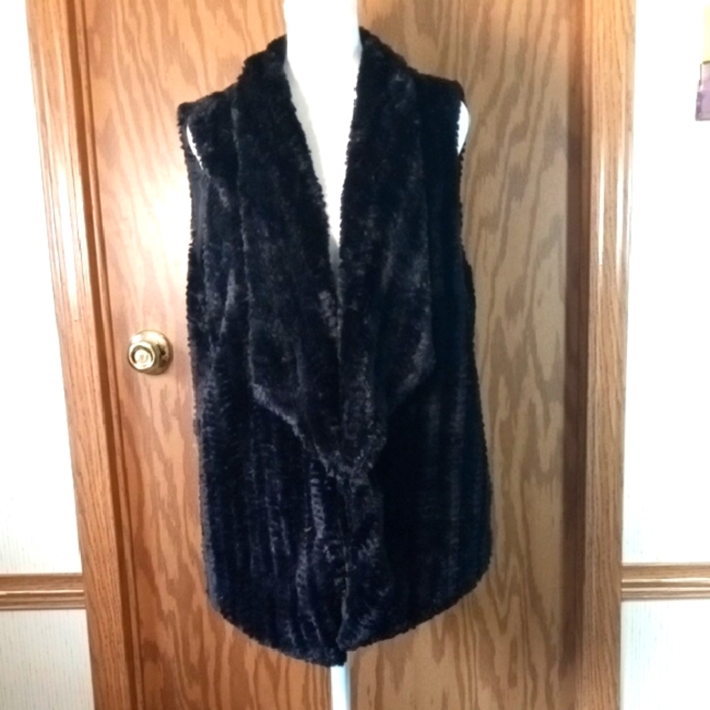 EST. 1946 Waterfall Faux Fur BlackVest. Sporty,